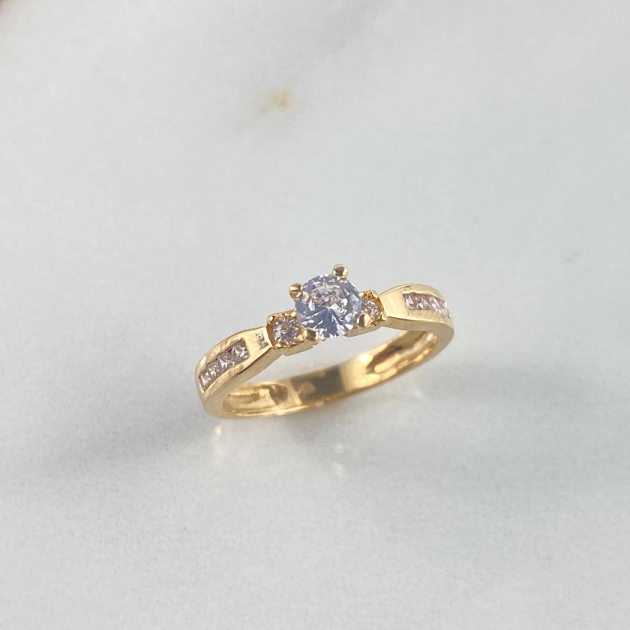 Anillo Solitario Churumbela Cubiculo 3.3gr / T6 3/4 / Circones Blancos Oro Amarillo ©