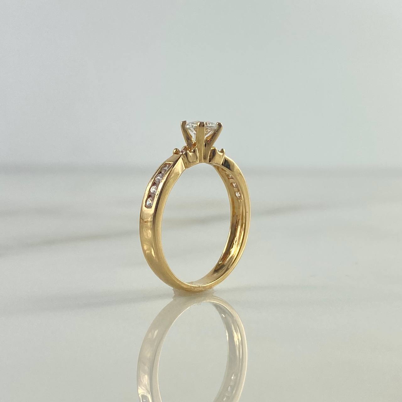 Anillo Solitario Churumbela Cubiculo 3.3gr / T6 3/4 / Circones Blancos Oro Amarillo ©