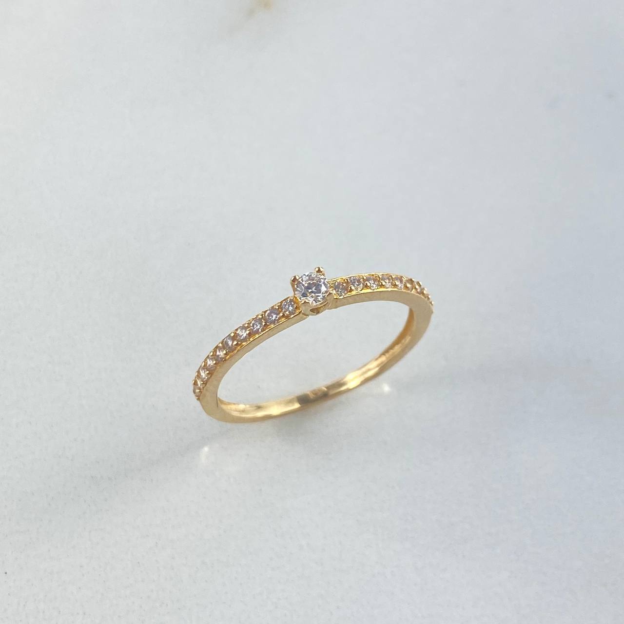 Anillo Solitario Churumbela 1.5gr / T6 1/4 / Circones Blancos Oro Amarillo ©