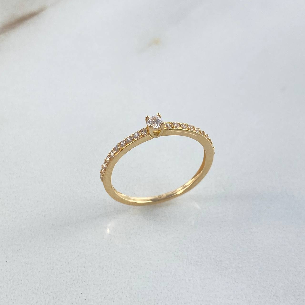 Anillo Solitario Churumbela 1.5gr / T6 1/4 / Circones Blancos Oro Amarillo ©