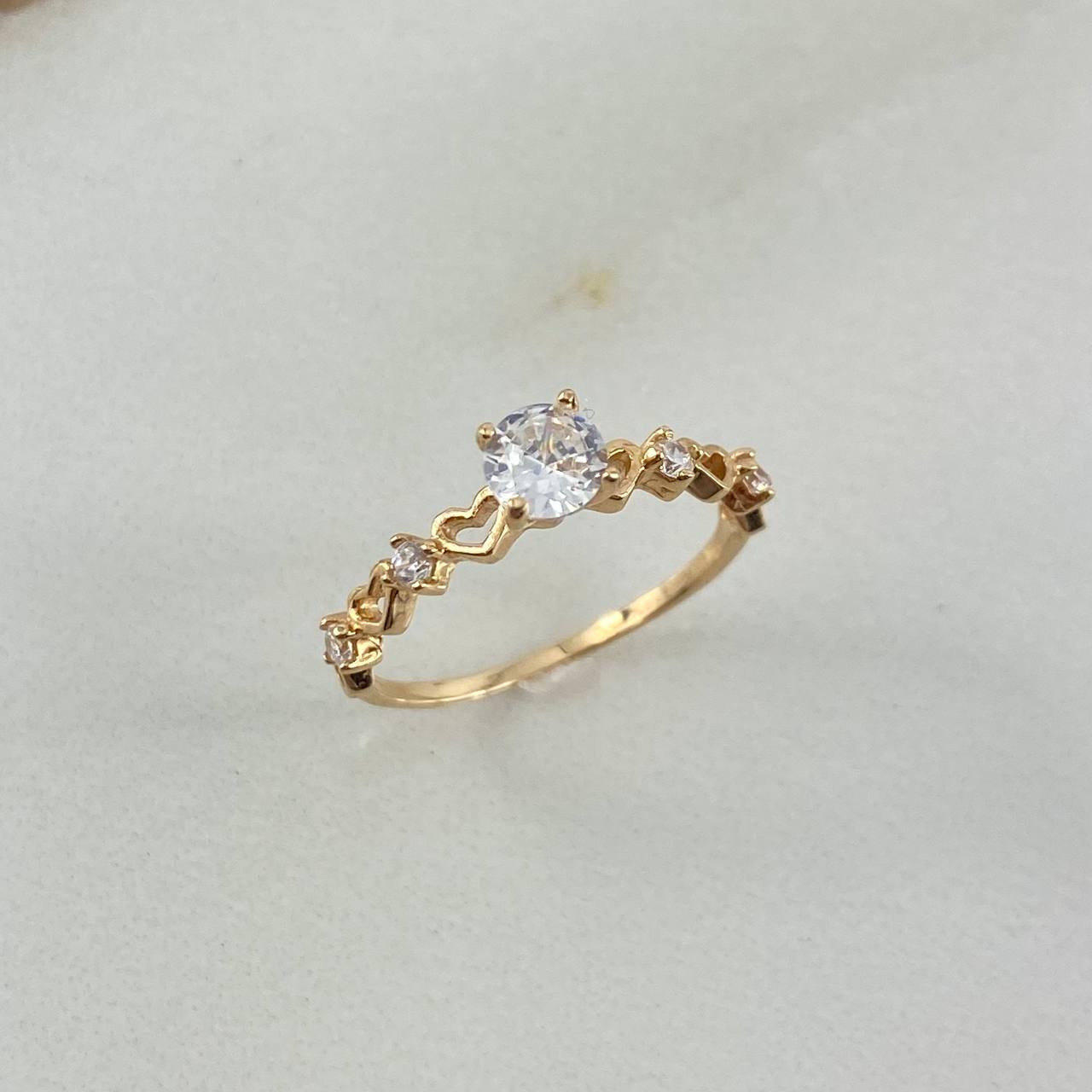 Anillo Solitario Corazones 1.25gr / T5 1/2 / Circones Blancos Oro Amarillo ©