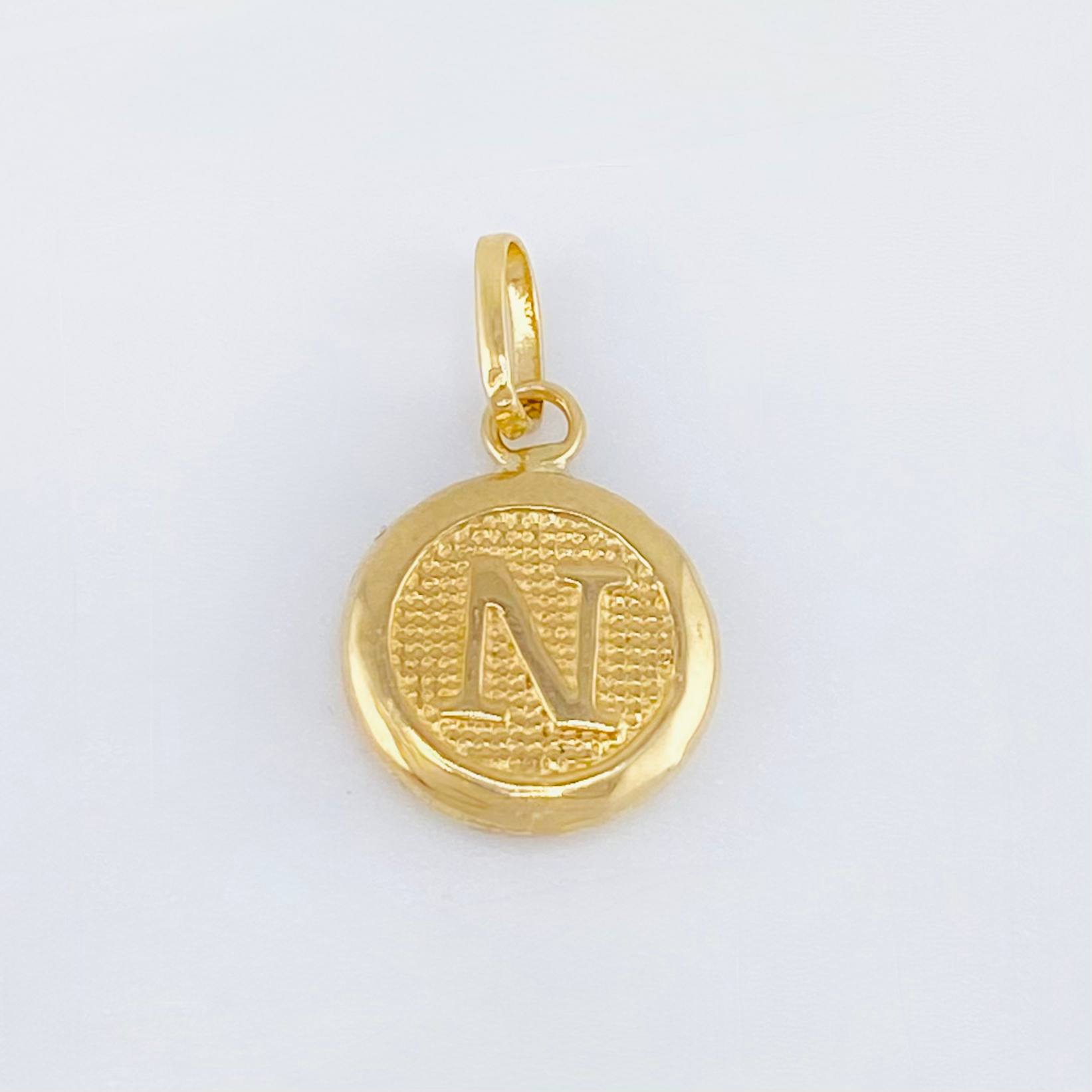 Dije Letra N Circulo Texturizado 0.4gr / 1.5cm / Oro Amarillo 18K