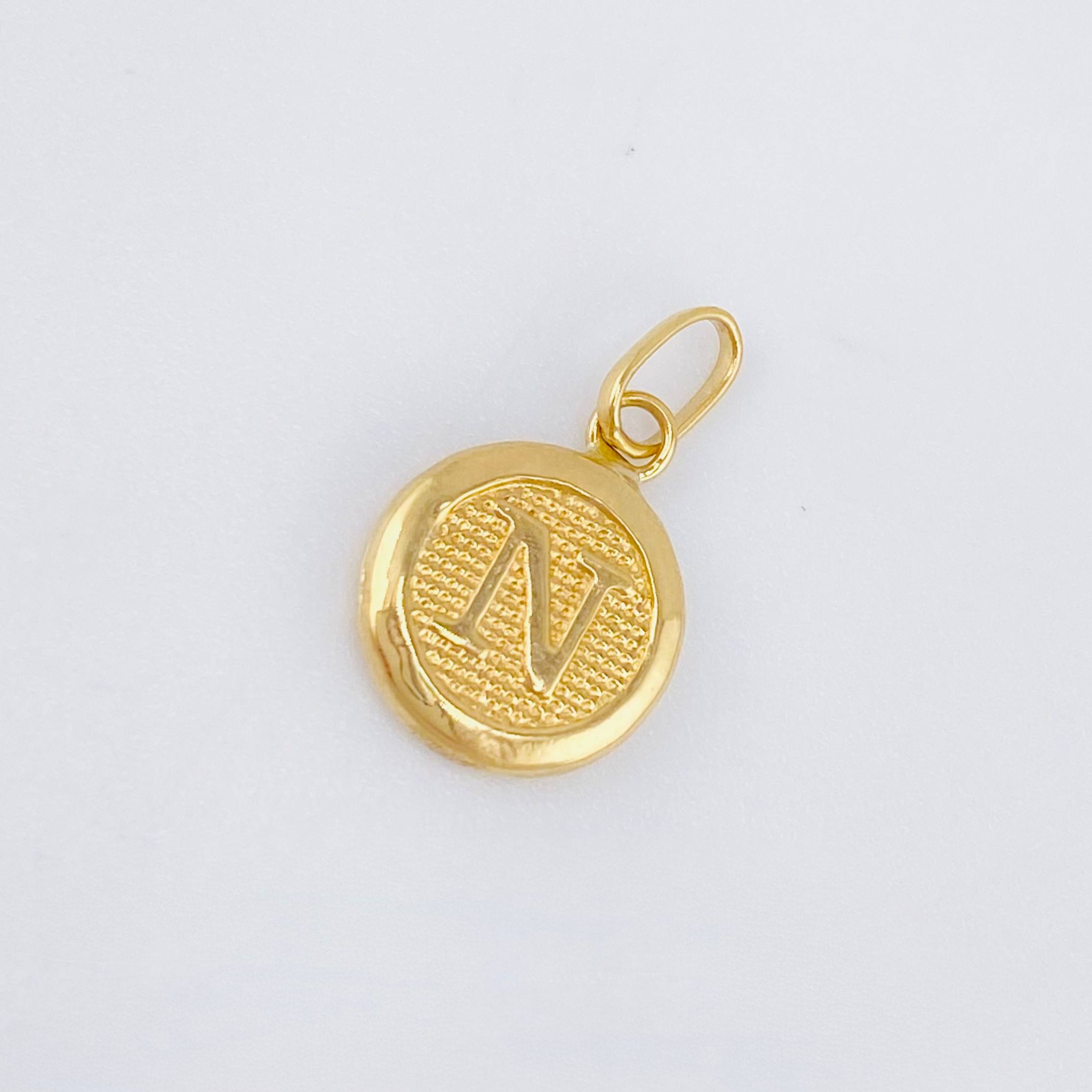 Dije Letra N Circulo Texturizado 0.4gr / 1.5cm / Oro Amarillo 18K *