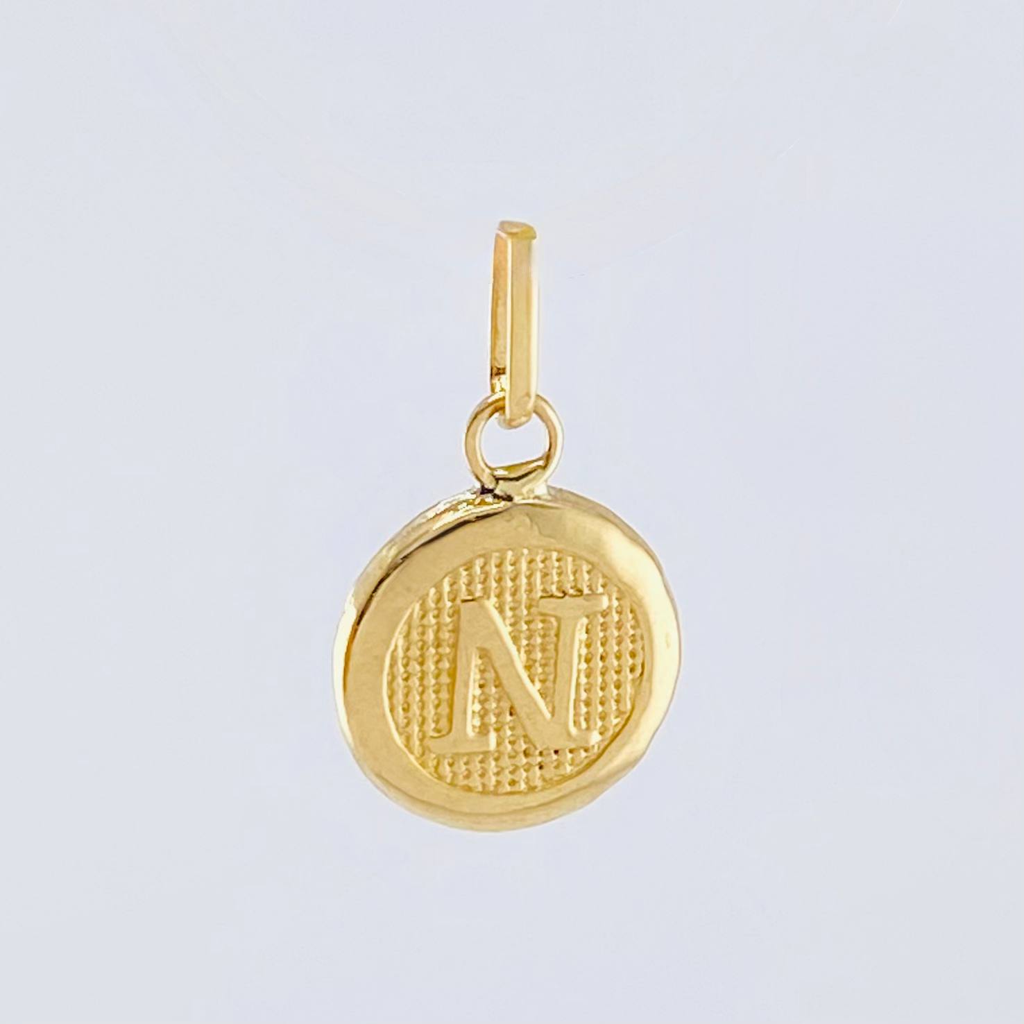 Dije Letra N Circulo Texturizado 0.4gr / 1.5cm / Oro Amarillo 18K