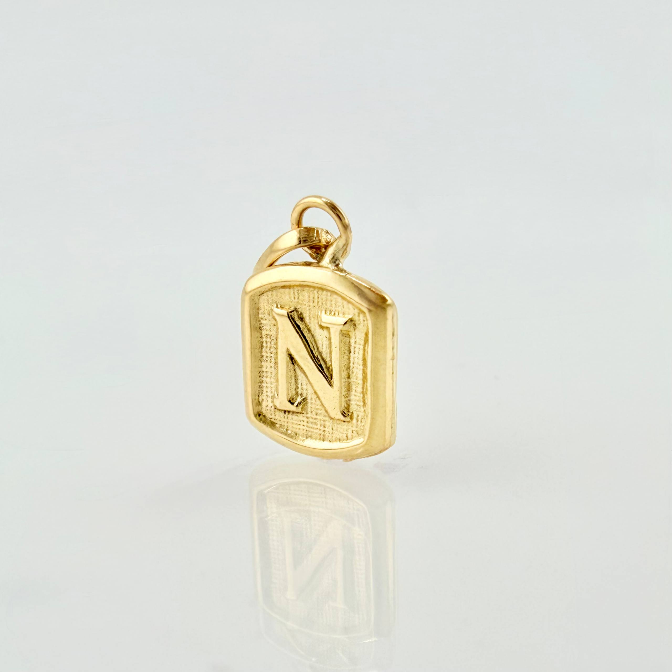 Dije Letra N Marco Texturizado 0.35gr / 1.5cm / Oro Amarillo 18K *