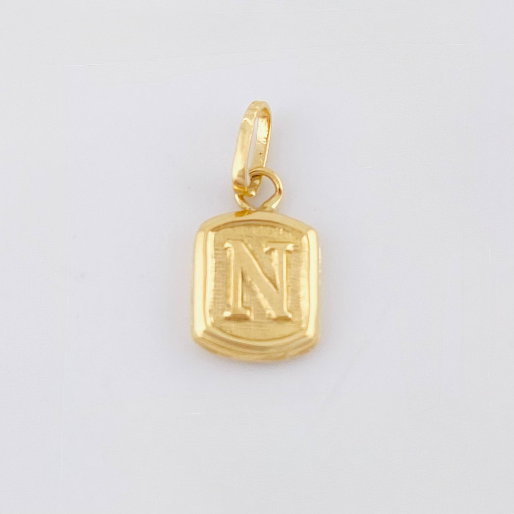 Dije Letra N Marco Texturizado 0.35gr / 1.5cm / Oro Amarillo 18K *