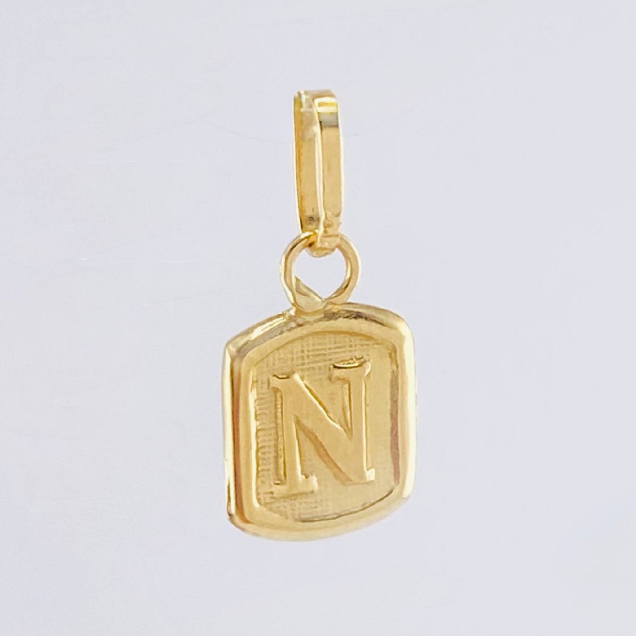 Dije Letra N Marco Texturizado 0.3gr / 1.5cm / Oro Amarillo 18K ©