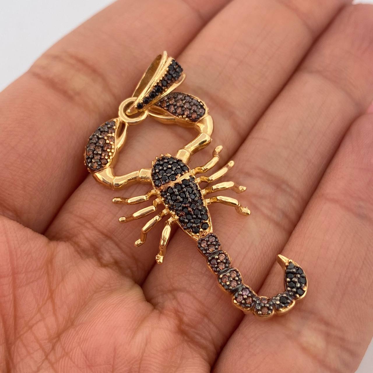 Dije Escorpion 6.35gr / 5cm / Dos Oros Negro Amarillo 18K %