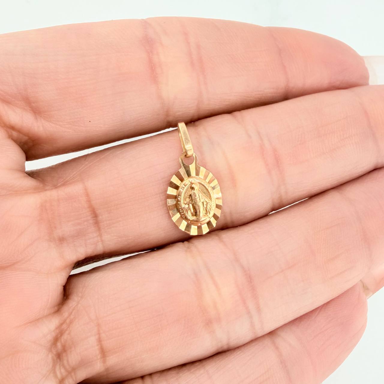 Dije Virgen Milagrosa 0.9gr / 1.7cm / Oro Amarillo 18K %
