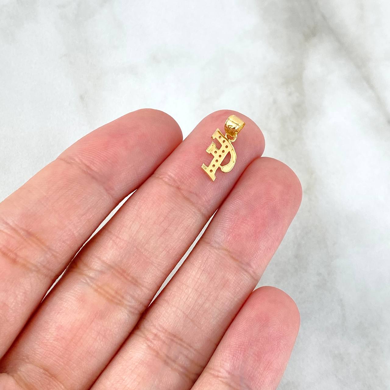 Dije Letra F Cursiva 0.45gr / 1.5cm / Circones Blancos Oro Amarillo