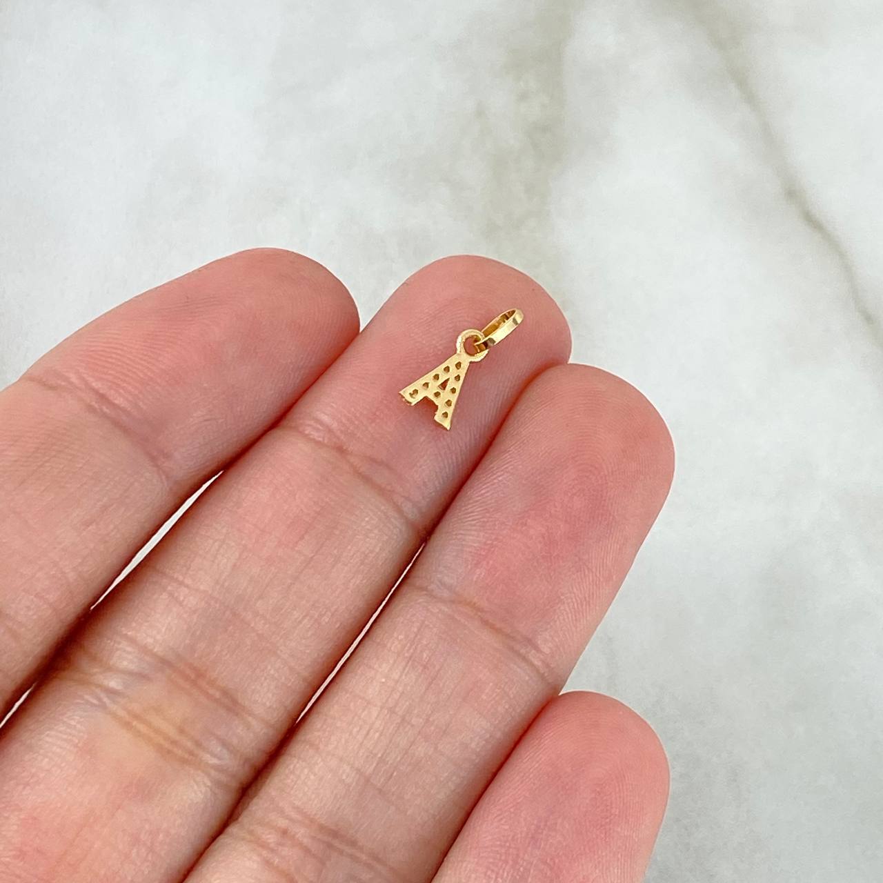Dije Letra A Silueta 0.2gr / 1.1cm / Circones Blancos Oro Amarillo