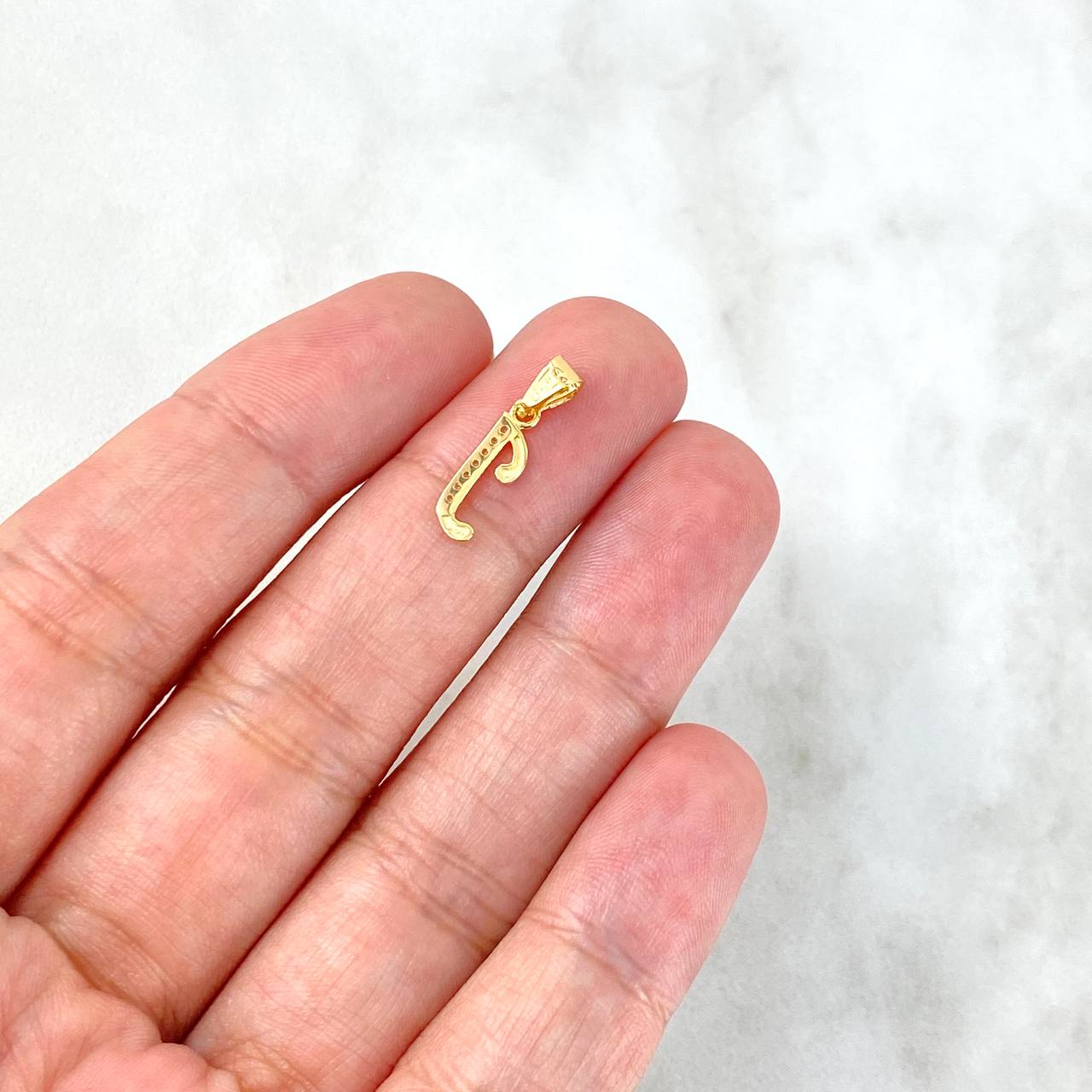 Dije Letra J Cursiva 0.35gr / 1.6cm / Circones Blancos Oro Amarillo