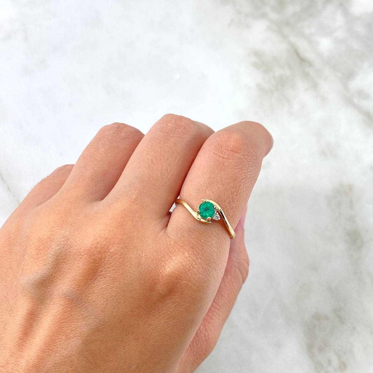 Anillo Solitario Destello Abrazado 2gr / T6 3/4 / Esmeraldas 33 Puntos - Diamante Blanco 1 Punto Oro Amarillo (Joya)