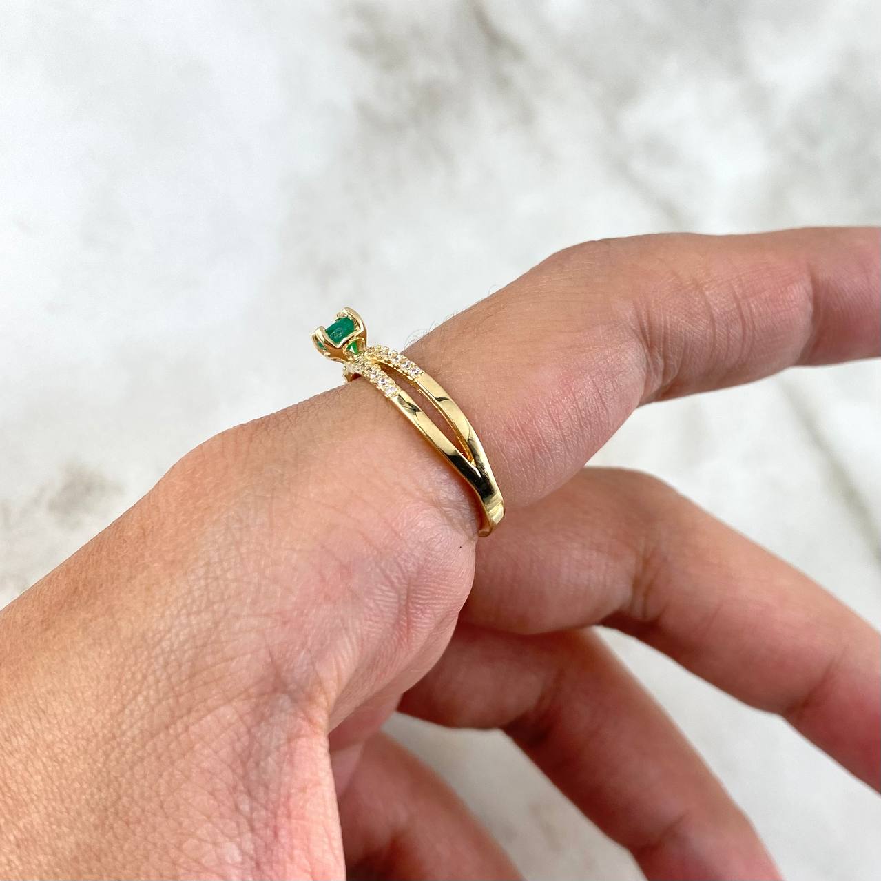 Anillo Solitario Lineas Paralelo 2.5gr / T7 / Esmeralda 31pts Circones Blancos Oro Amarillo (Joya) ©