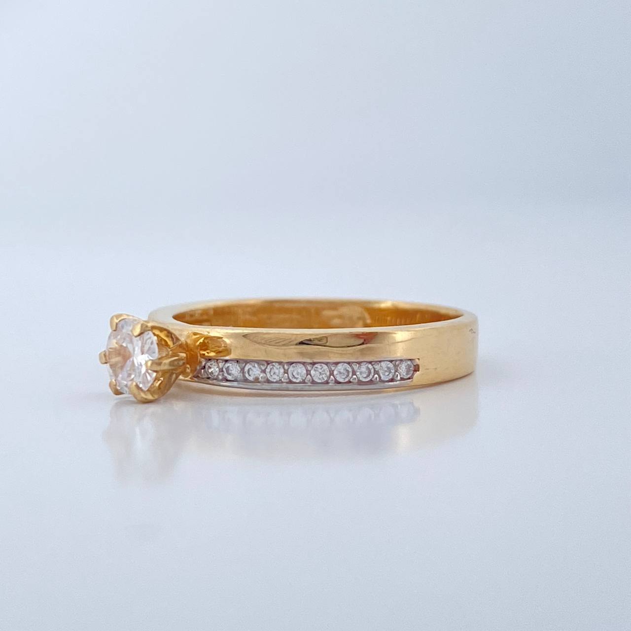 Anillo Solitario Churumbela 2.35gr / T6 / Dos Oros Amarillo Blanco 18K %