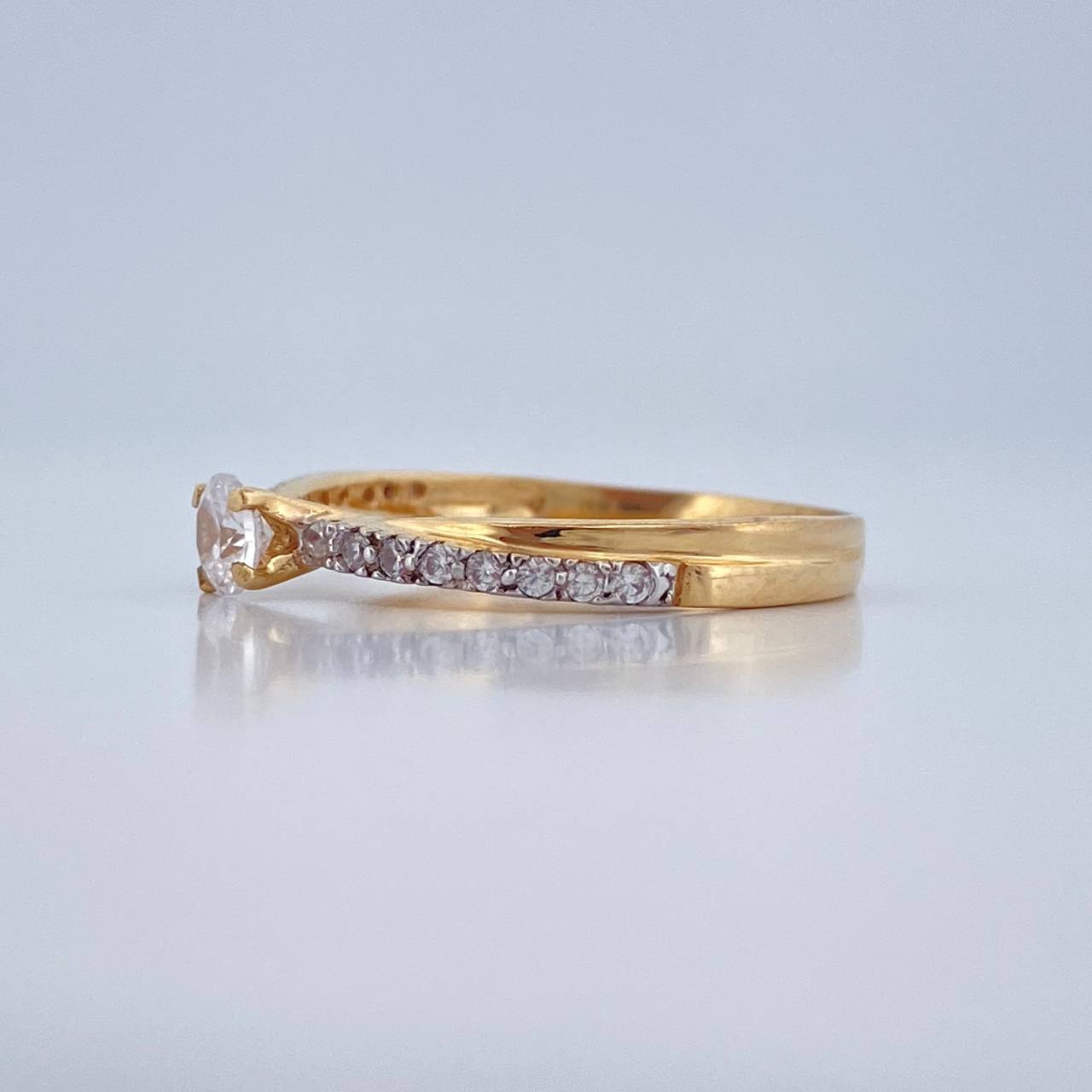 Anillo Solitario Linea Invertida 2.3gr / T5 3/4 / Dos Oros Amarillo Blanco 18K %