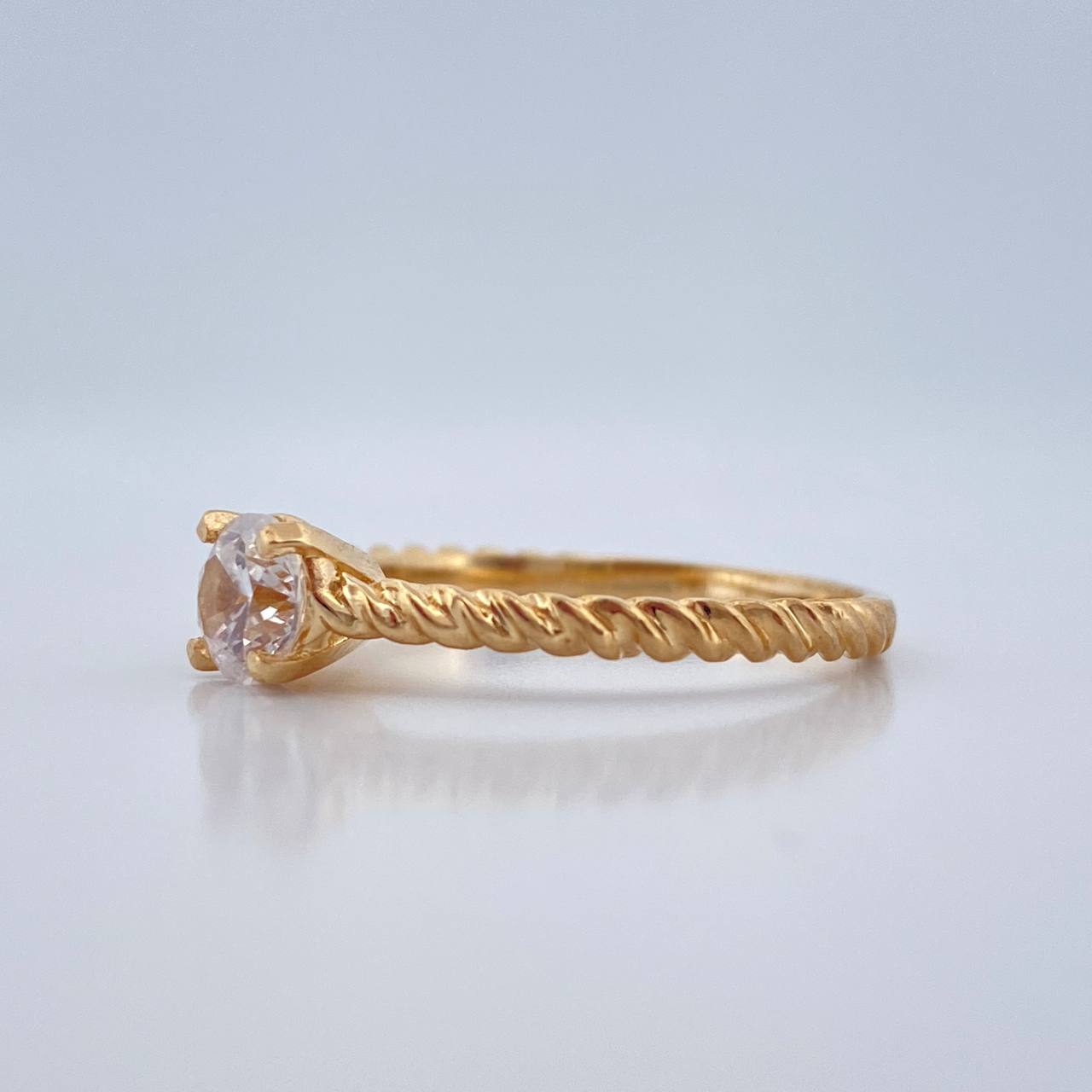Anillo Solitario Trenzado 2.35gr / T6 / Oro Amarillo 18K %