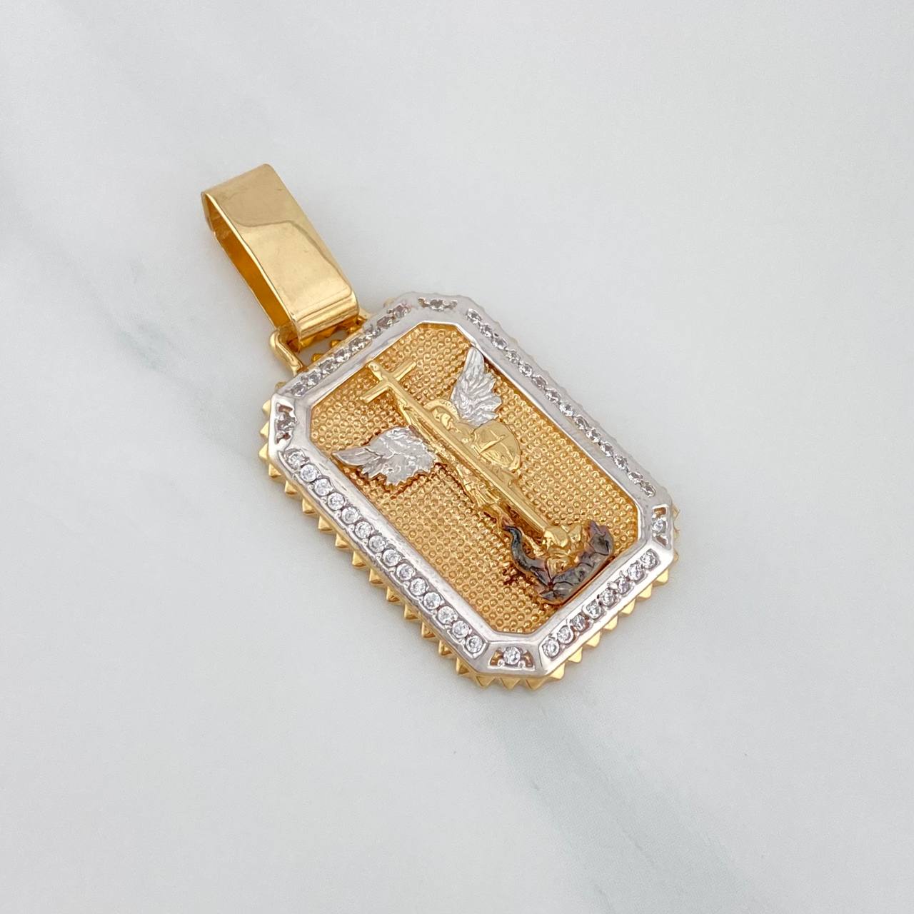 Dije San Miguel Arcangel 5.2 g / 3.8 cm Tres Oros 18K