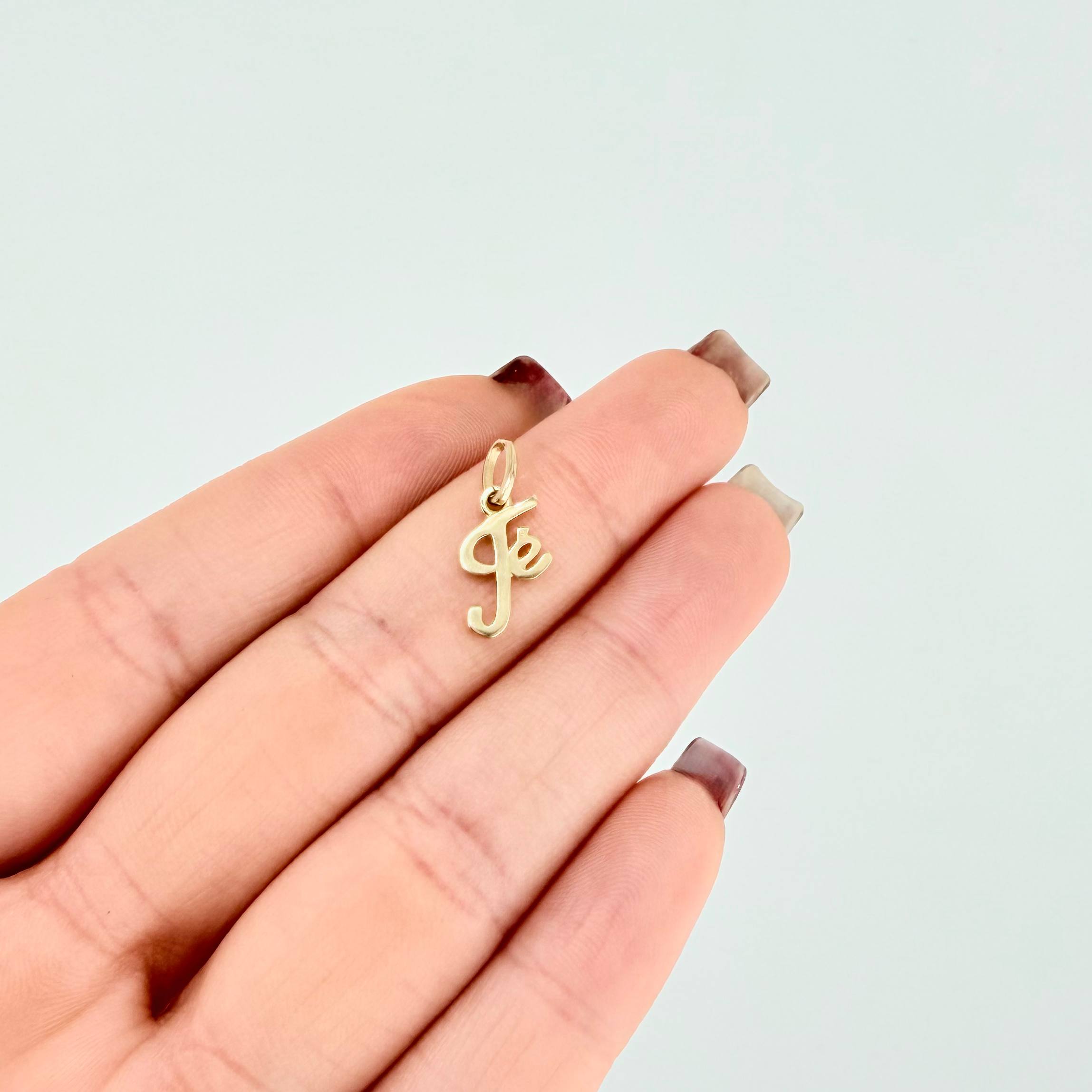 Dije Fe 0.85gr / 1.7cm / Oro Amarillo 18K *