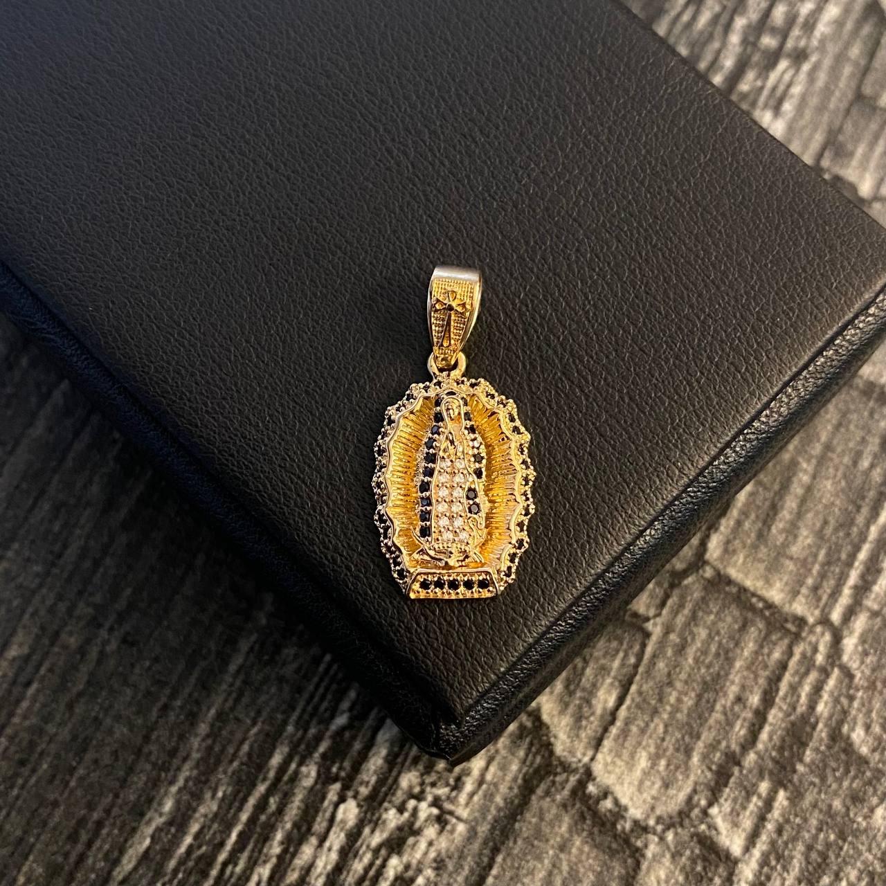 Dije Virgen de Guadalupe 4.2gr / 2.9cm Circones Negros Blancos Oro Amarillo