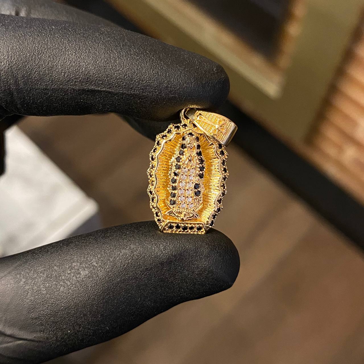 Dije Virgen de Guadalupe 4.2gr / 2.9cm Circones Negros Blancos Oro Amarillo