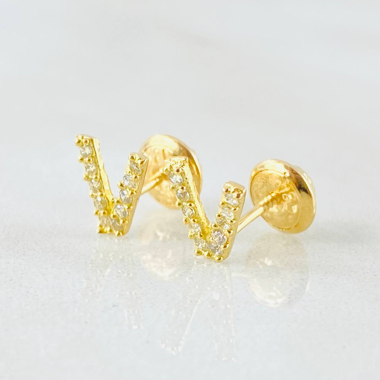 Topos Letra V 0.85gr / Oro Amarillo 18K