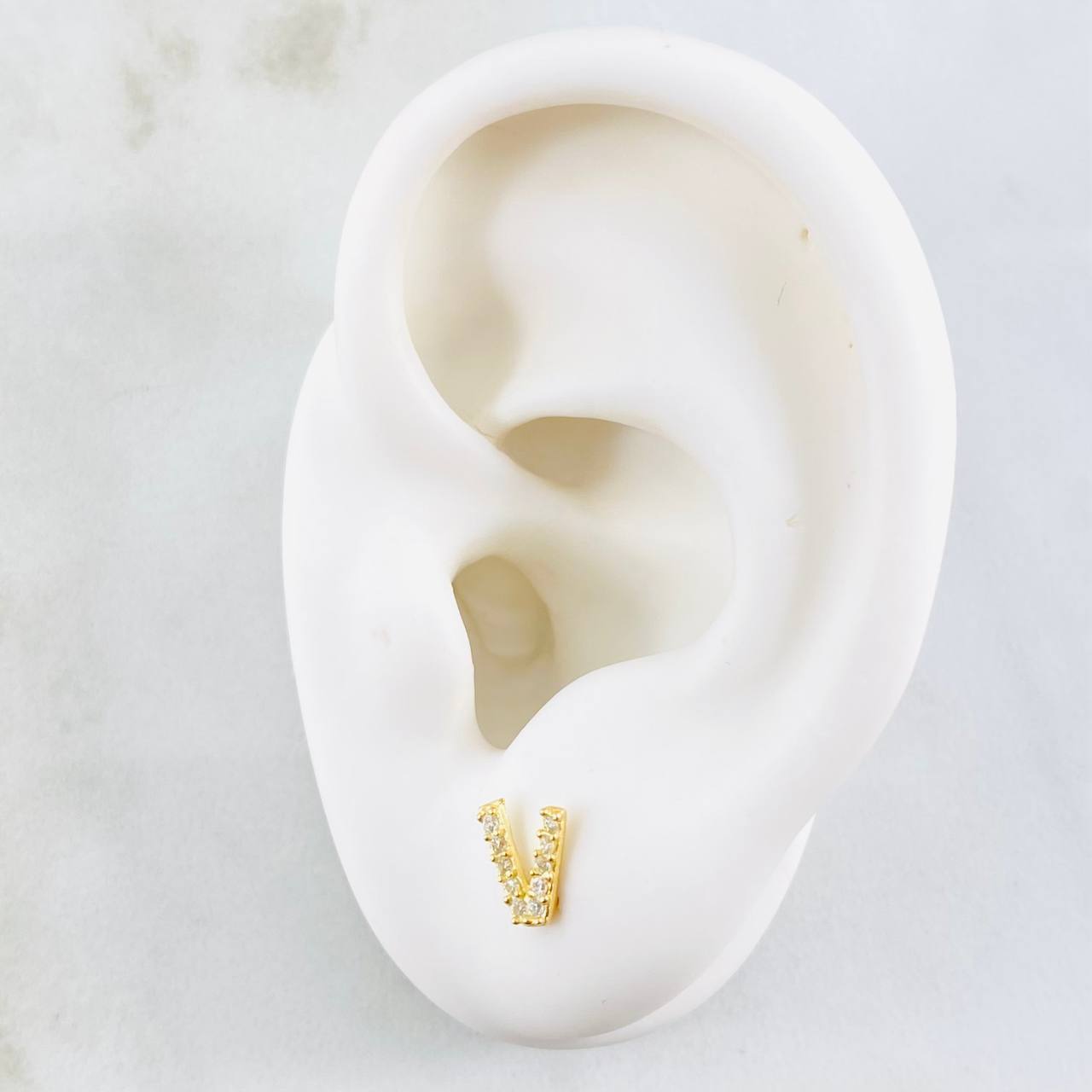 Topos Letra V 0.85gr / Oro Amarillo 18K