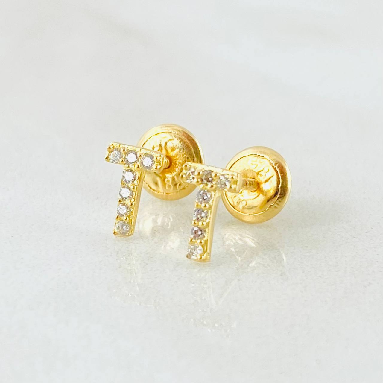 Topos Letra T 0.7gr / 4.3mm Oro Amarillo 18K ©
