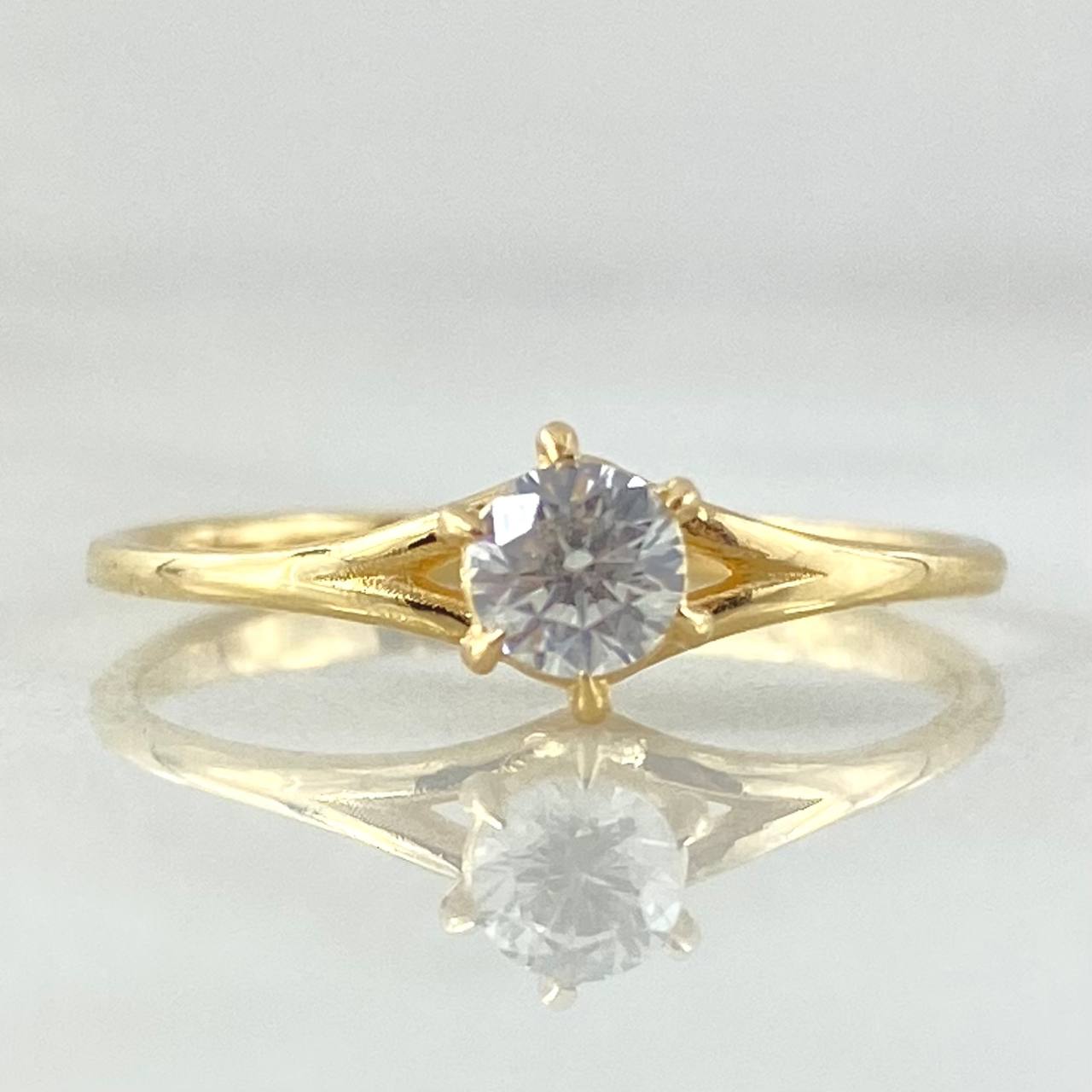 Anillo Solitaro Rombo Hueco 1.5gr / T6 1/2 / Oro 18K ©
