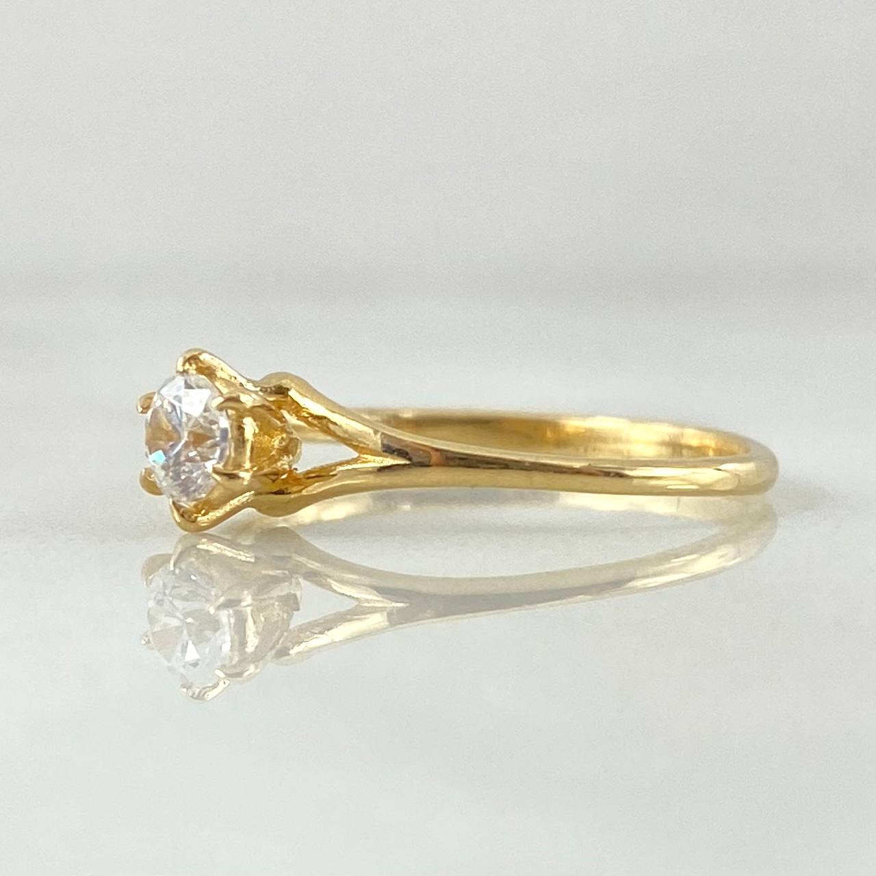 Anillo Solitaro Rombo Hueco 1.55gr / T7 3/4 / Oro 18K ©