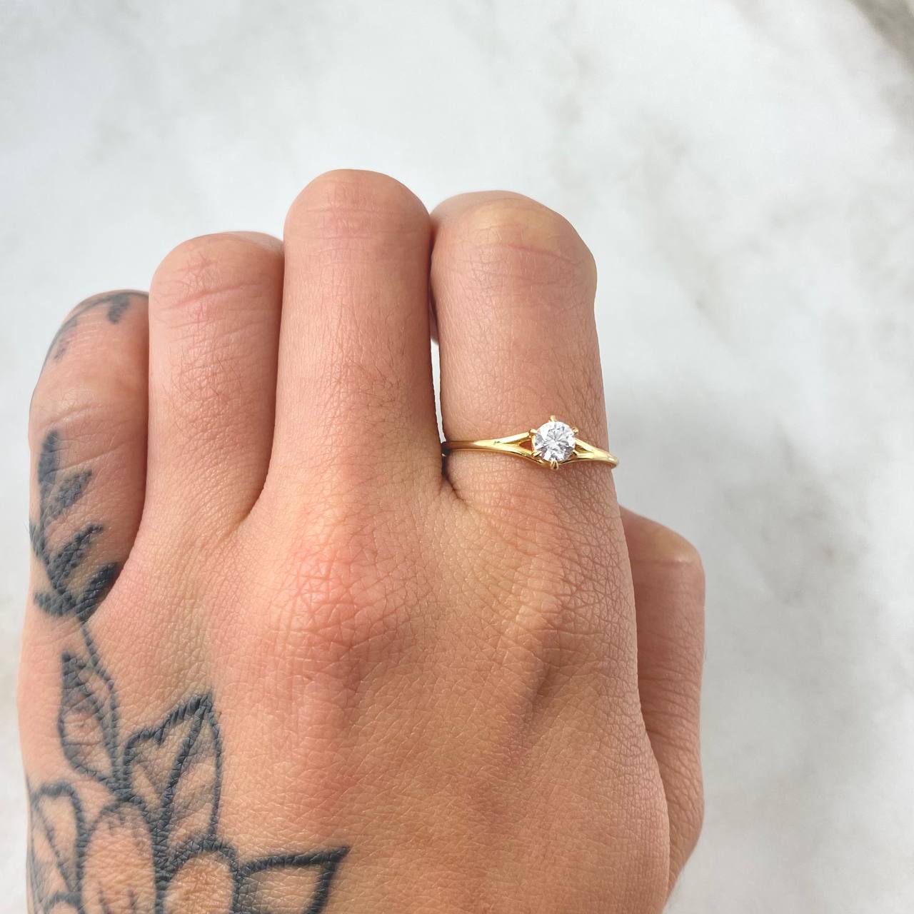 Anillo Solitaro Rombo Hueco 1.55gr / T7 3/4 / Oro 18K ©