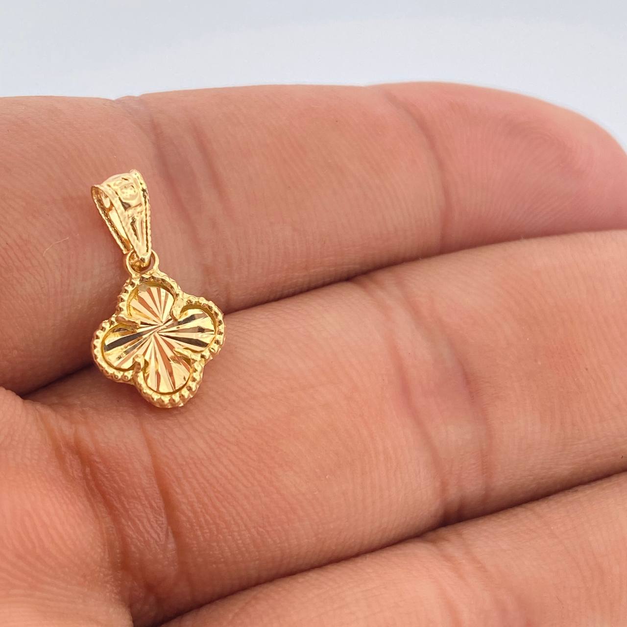 Dije Trebol Dorado 1.3gr / 1.8cm / Oro Amarillo Nac.Esp. 18K $