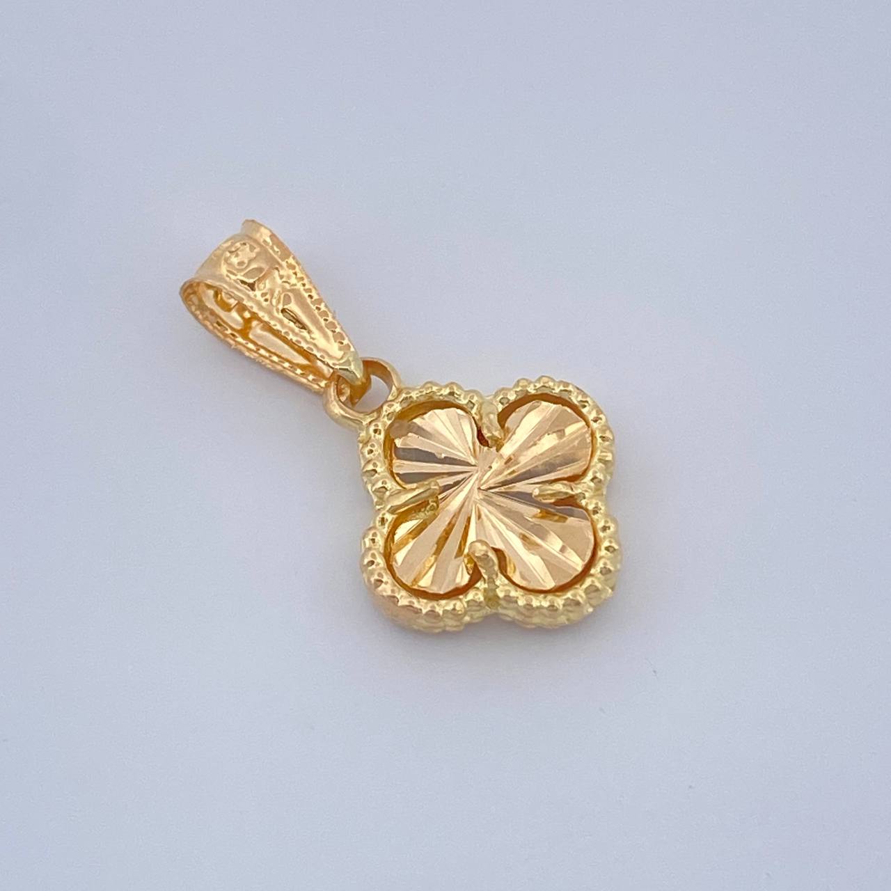 Dije Trebol Dorado 1.3gr / 1.8cm / Oro Amarillo Nac.Esp. 18K $