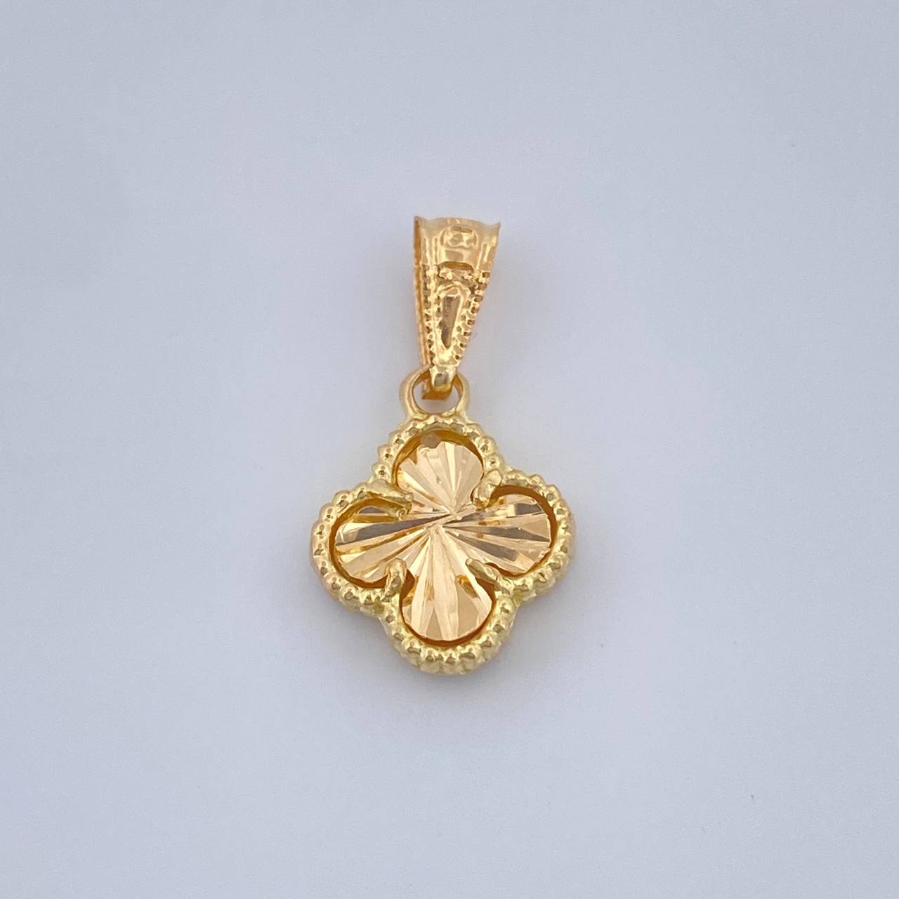 Dije Trebol Dorado 1.3gr / 1.8cm / Oro Amarillo Nac.Esp. 18K $