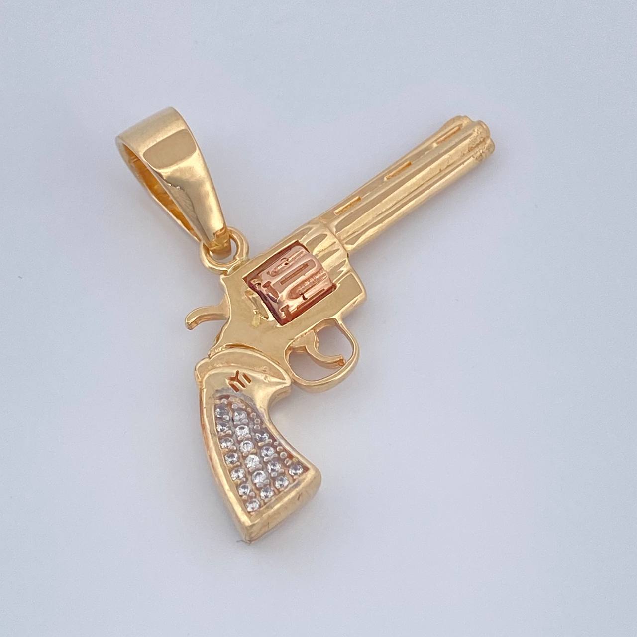 Dije Pistola 6.3gr / 3cm / Circones Blancos Tres Oros 18K $