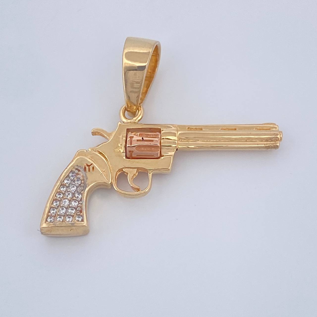 Dije Pistola 6.3gr / 3cm / Circones Blancos Tres Oros 18K $