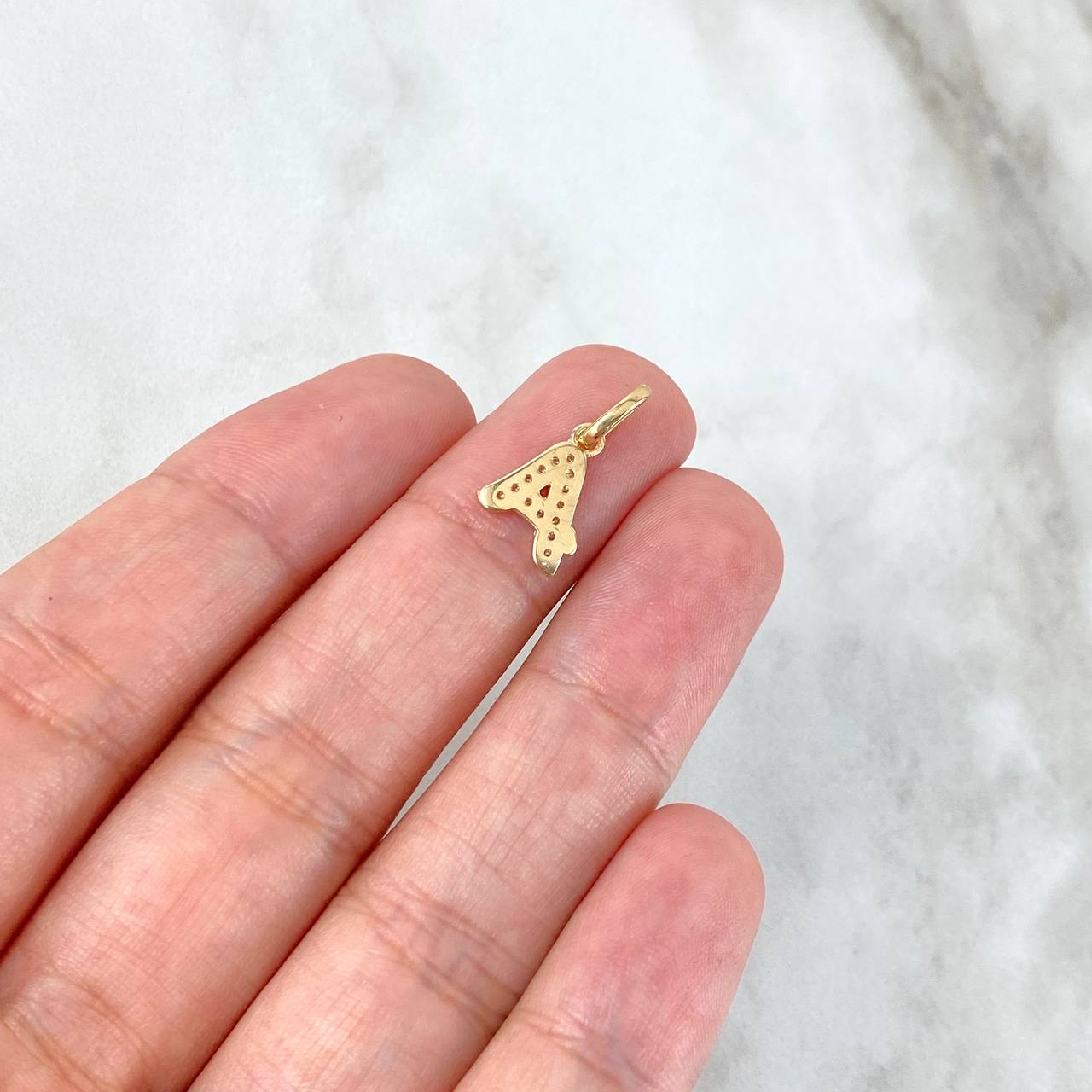 Dije Letra A Silueta 0.7gr / 1.6cm / Circones Blancos Oro Amarillo