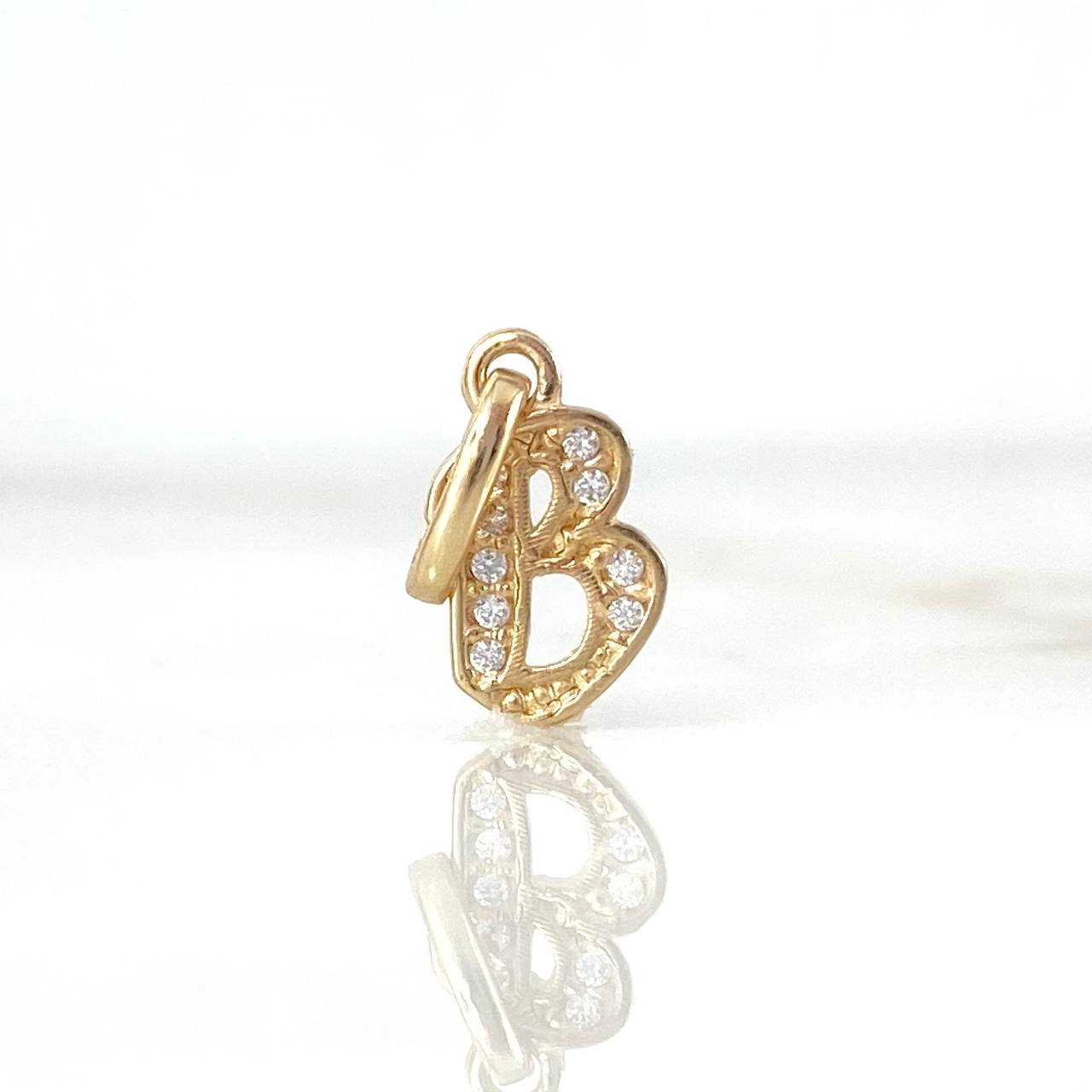 Dije Letra B Silueta 0.75gr / 1.6cm / Circones Blancos Oro Amarillo