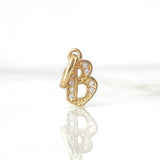 Dije Letra B Silueta 0.75gr / 1.6cm / Circones Blancos Oro Amarillo
