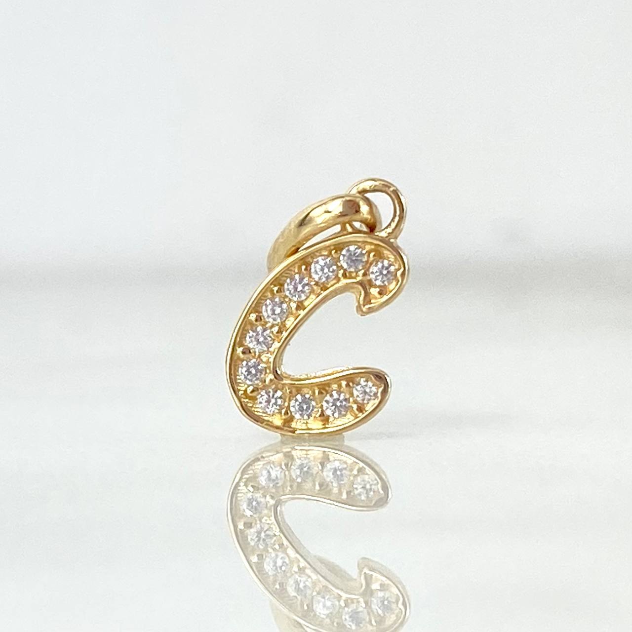 Dije Letra C Silueta 0.5gr / 1.6cm / Circones Blancos Oro Amarillo