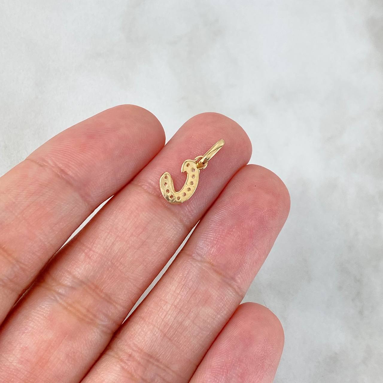 Dije Letra C Silueta 0.5gr / 1.6cm / Circones Blancos Oro Amarillo