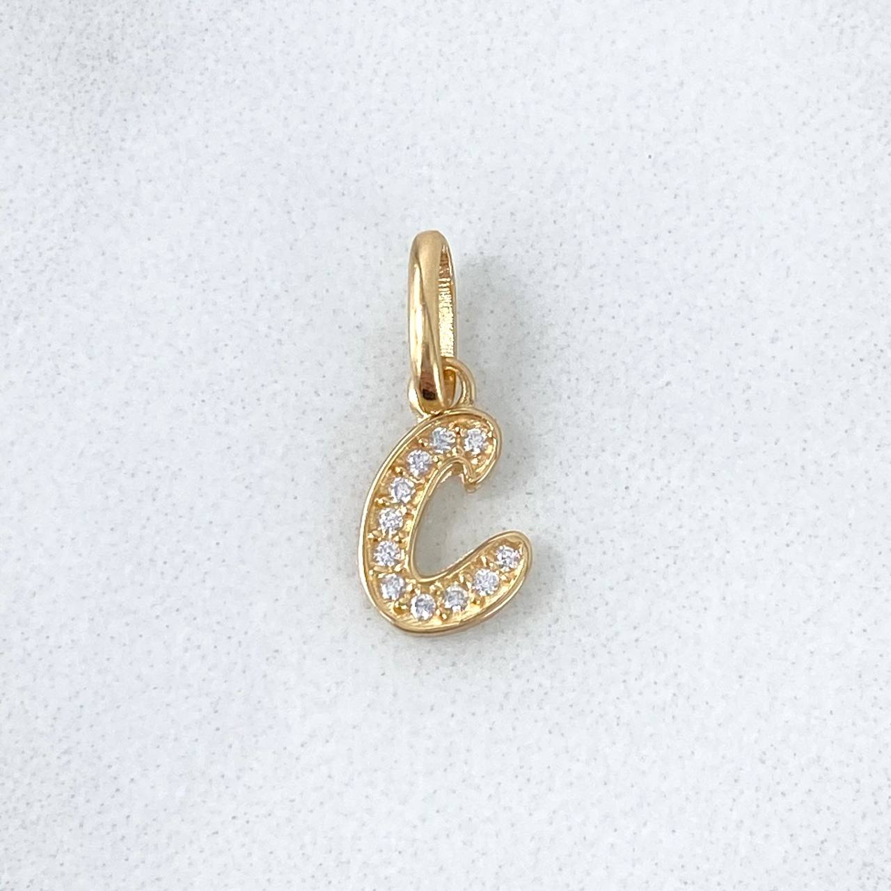 Dije Letra C Silueta 0.5gr / 1.6cm / Circones Blancos Oro Amarillo