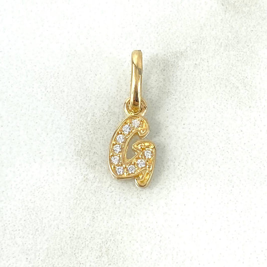 Dije Letra G Silueta 0.5gr / 2cm / Circones Blancos Oro Amarillo 18K ©