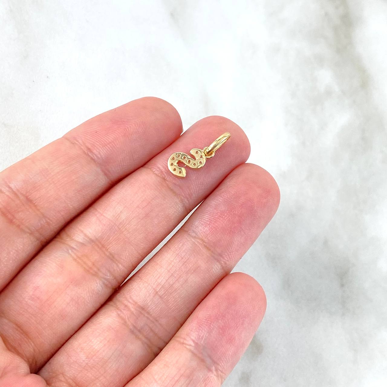 Dije Letra S Silueta 0.55gr / 1.6cm / Circones Blancos Oro Amarillo