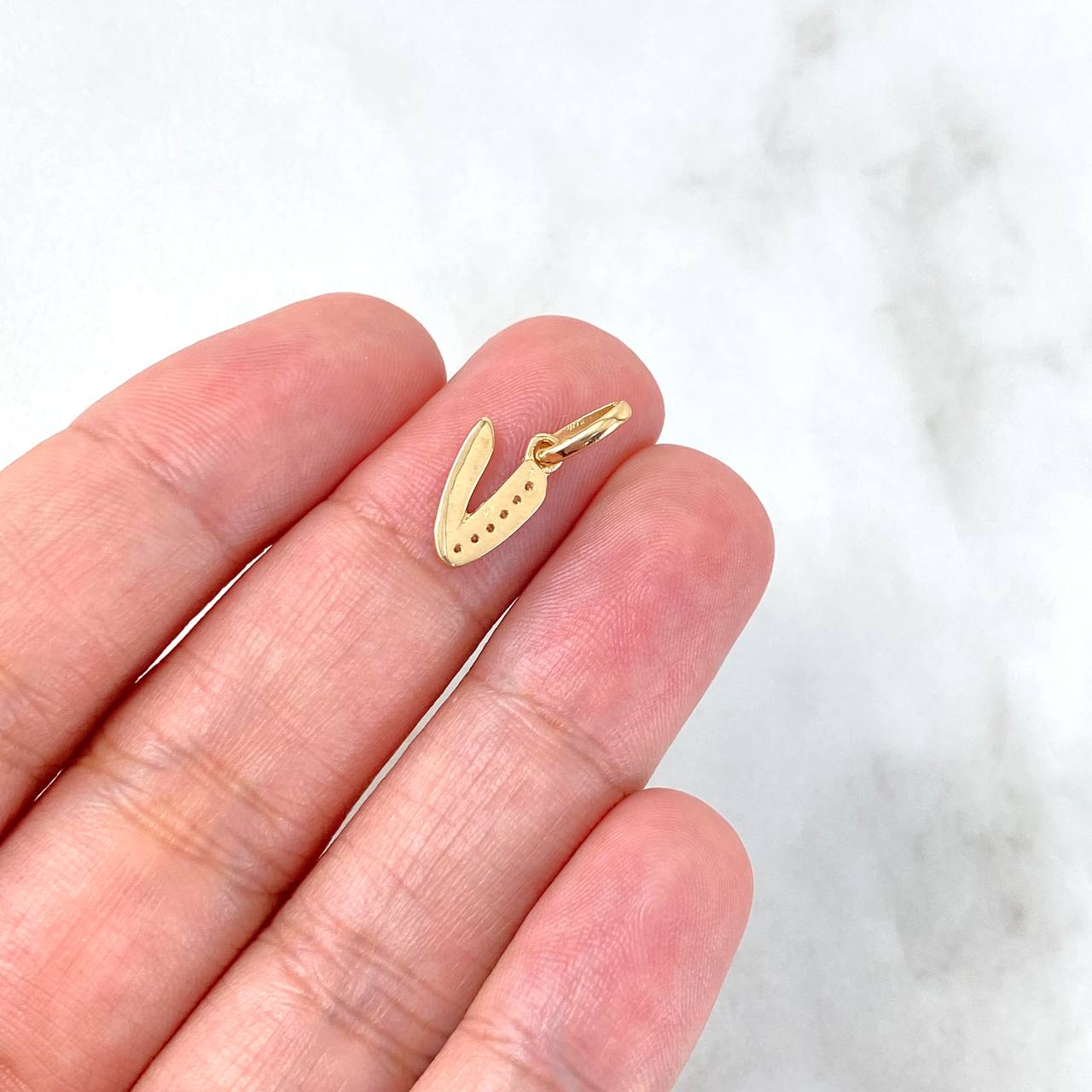 Dije Letra V Silueta 0.7gr / 1.6cm / Circones Blancos Oro Amarillo 18K ©