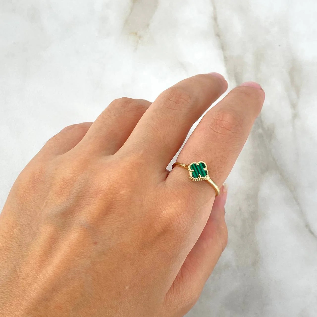 Anillo Trebol Malaquita Verde 1.2 g / T8 1/2 Oro Amarillo 18K