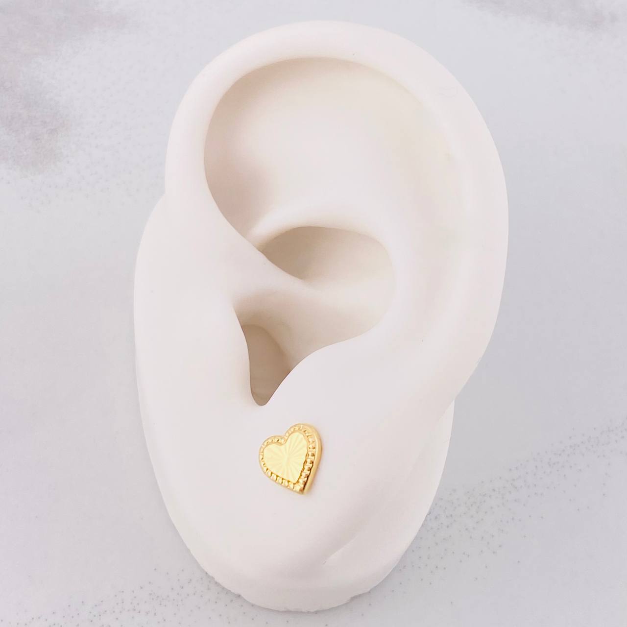 Topos Corazón Diamantado 0.65g / 6.8mm Oro Amarillo 18K