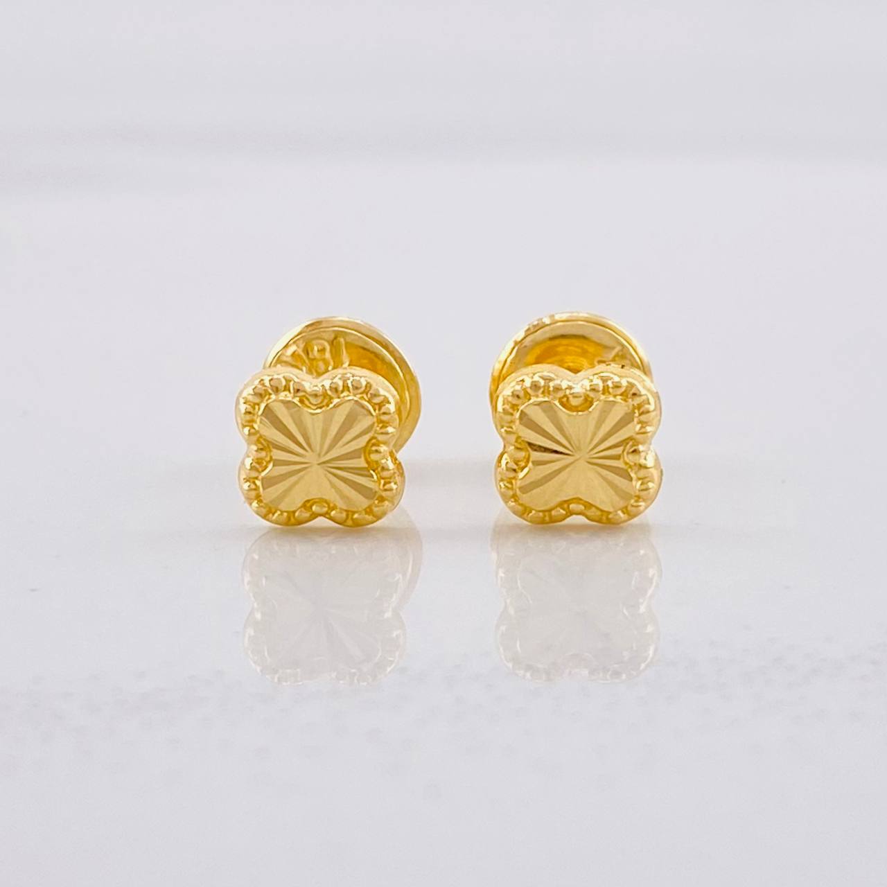 Topos Trébol Diamantado 0.45g / 5.2mm Oro Amarillo 18K