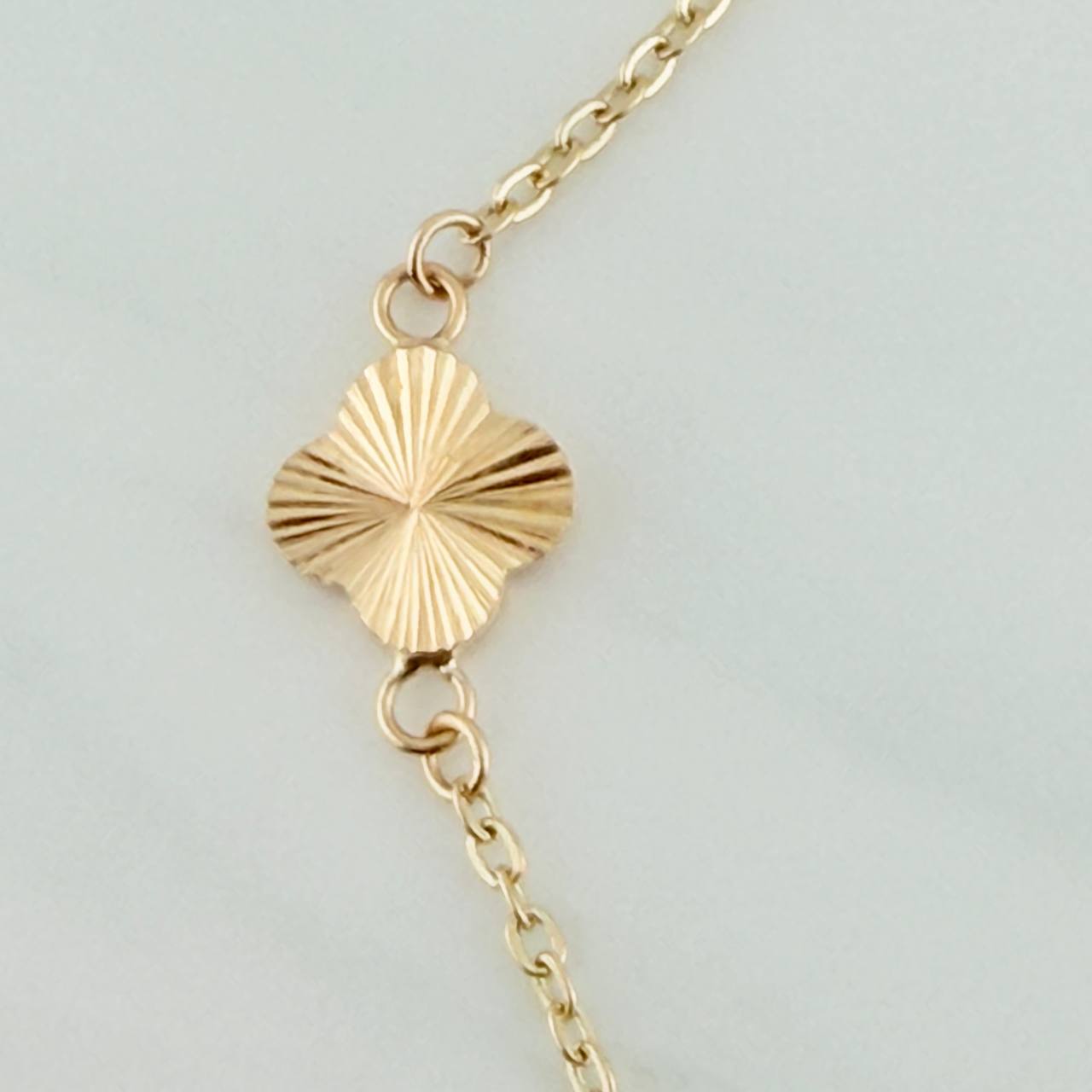 Pulso Trebol Aro Seguido 2.25gr / 19cm / 2.35mm Oro Amarillo 18K %