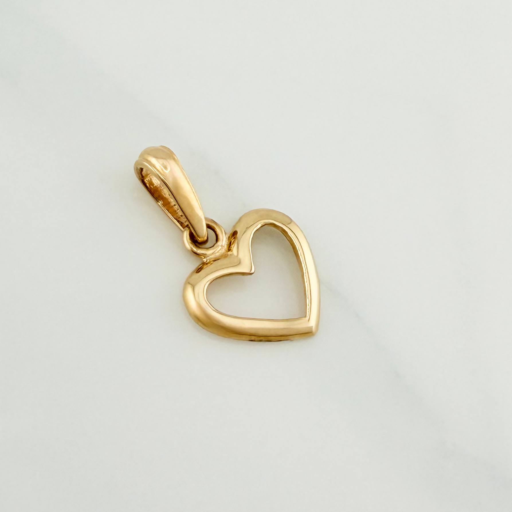 Dije Silueta Corazon 0.6 g / 1.7 cm Oro Amarillo 18K
